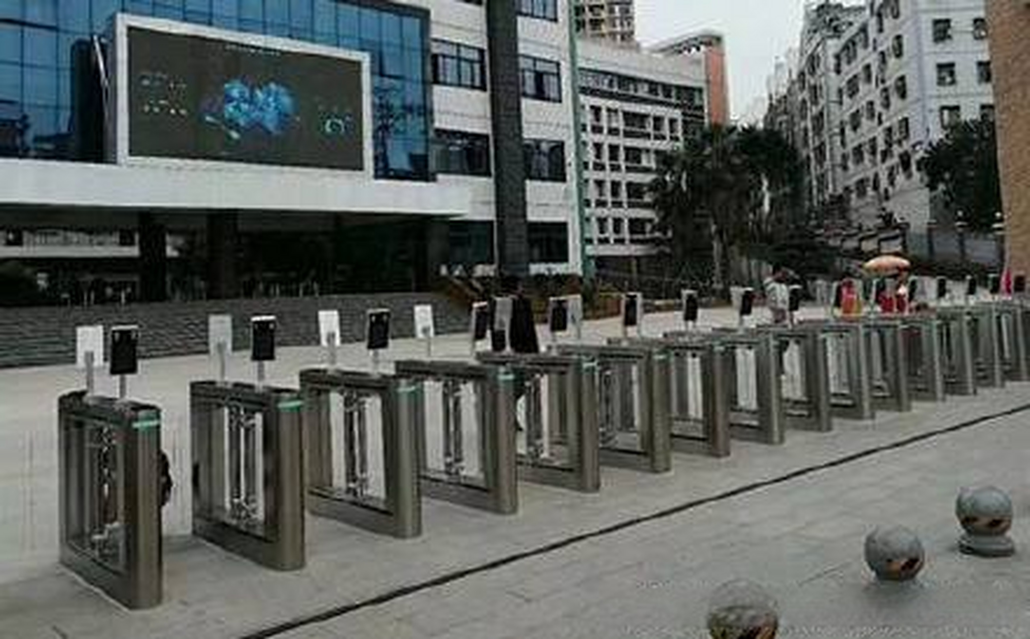 智慧校园门禁考勤系统闸机介绍 随着科技的不断发展,现在很多校园都安